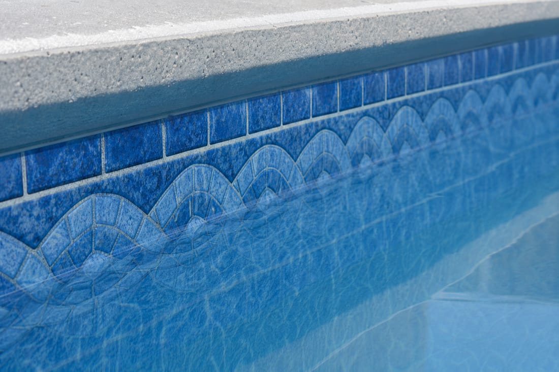 Beispiel: Detail einer Poolfolie am Beckenrand