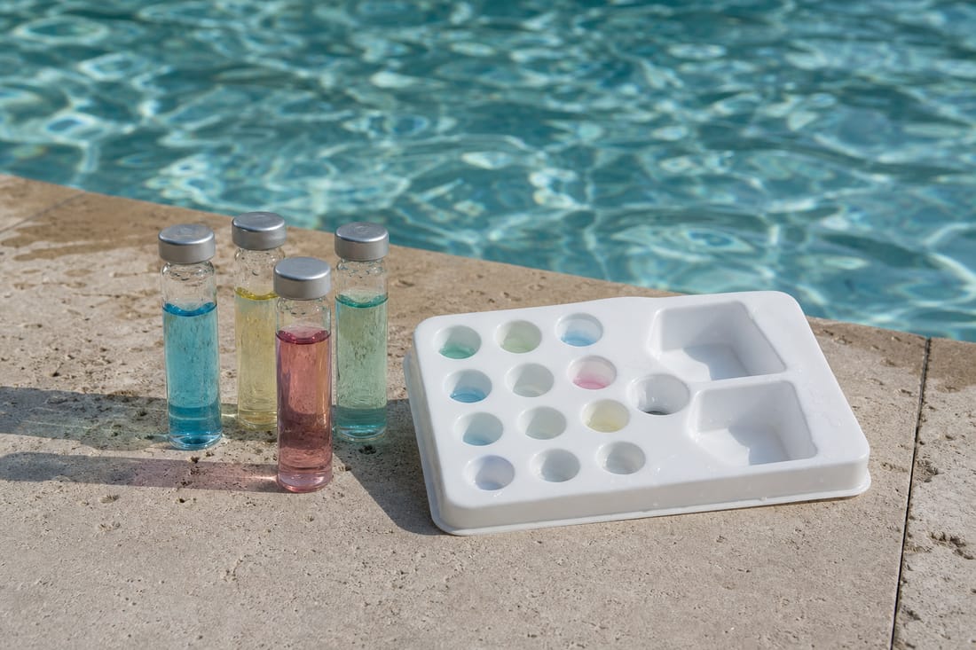 Beispiel: Wasseranalyse mit Testkit am Beckenrand