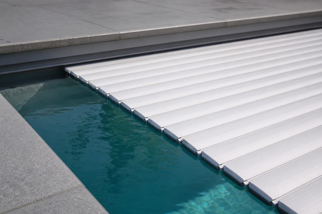 Beispiel: Lamellen einer Pool-Rollabdeckung